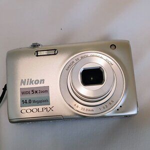 Nikon Coolpix S3100 Digital Camera and charger